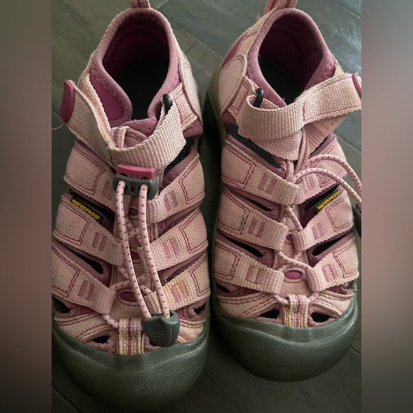 Kids KEEN Newport H2 Pink Waterproof Sandals – Size 1 US (EU 32/33) - Picture 1 of 5